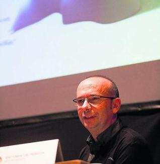 Carlos Alonso Pascual durante su intervención en la Casa de Cultura de Avilés. Ricardo Solís